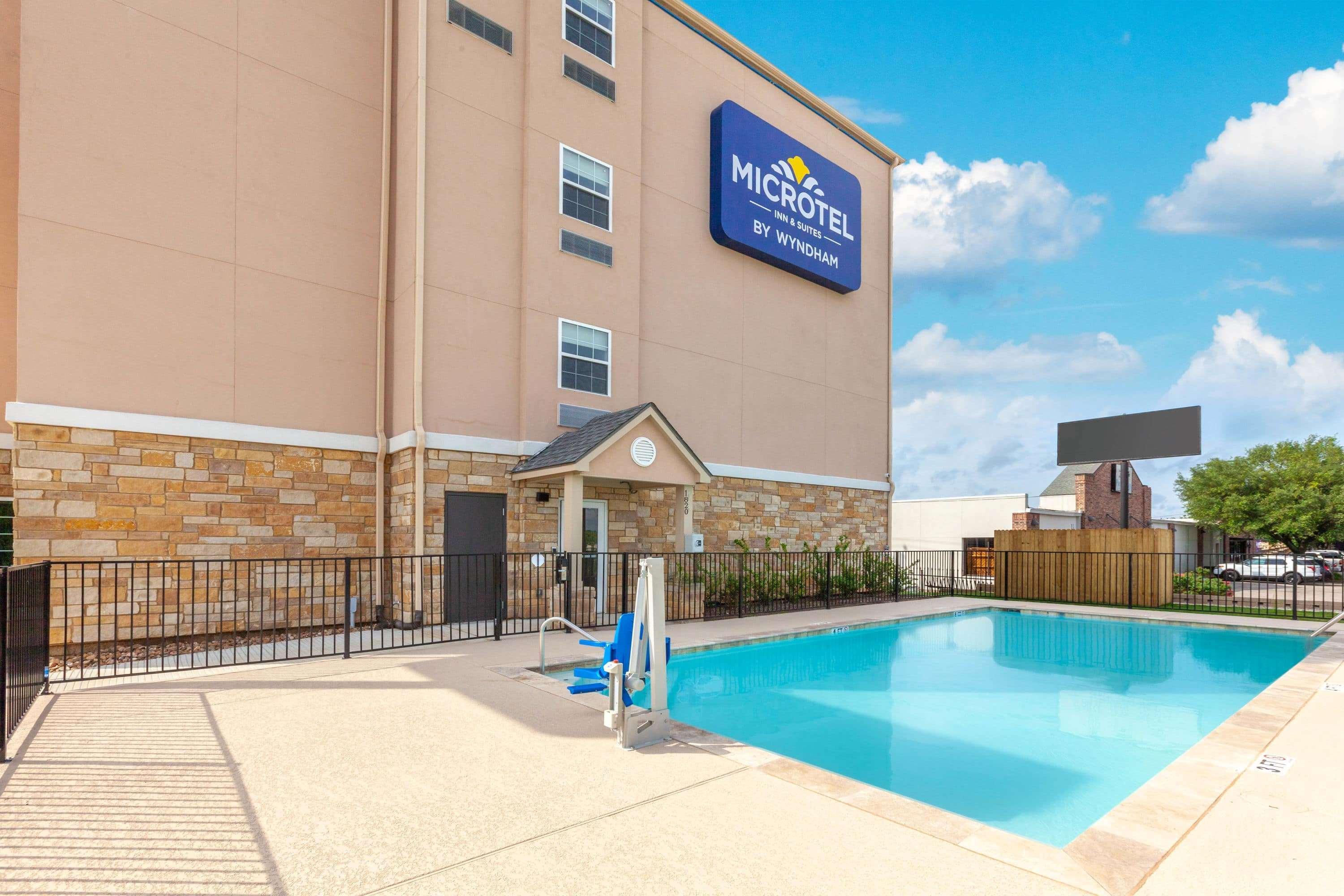 Microtel Inn & Suites By Wyndham College Station Exterior foto